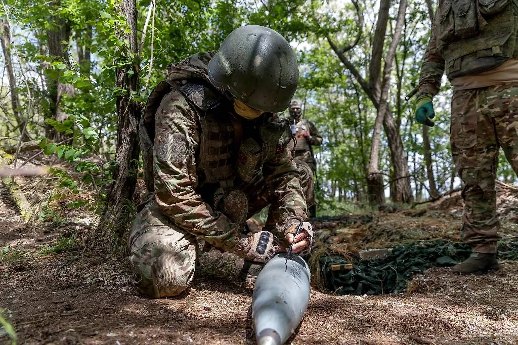 Военнослужащий расчёта 152-мм пушки 2А36 "Гиацинт-Б". Фото © ТАСС / Алексей Коновалов