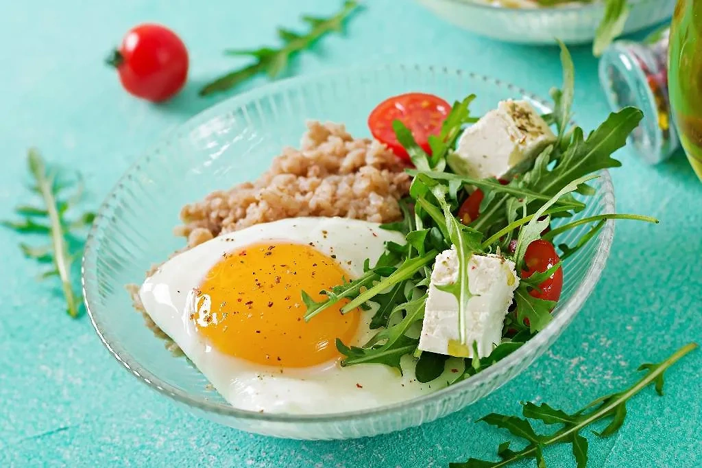 Идеальными для завтрака будут блюда из яиц, сытные каши. Фото © Freepik / timolina
