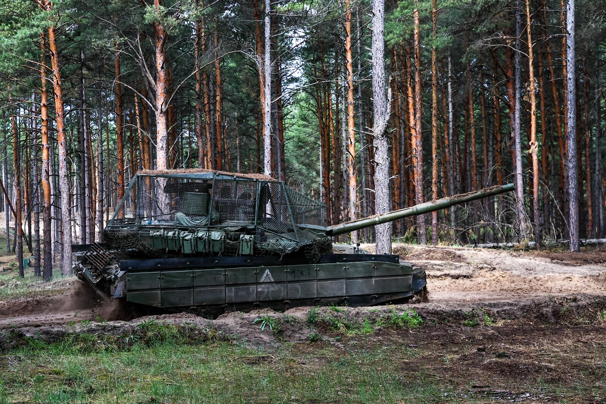 Боевая работа экипажа танка Т-90М "Прорыв" в зоне СВО. Фото © ТАСС / Алексей Коновалов