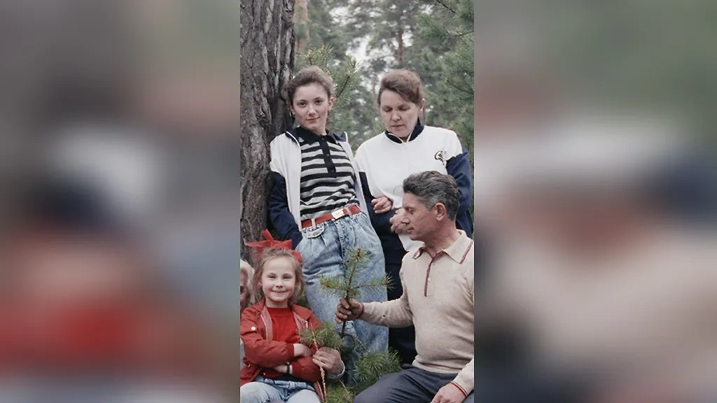 Стиляги в СССР носили джинсы с высокой посадкой. Сейчас они тоже пользуются спросом у современных девушек. Фото © ТАСС / Игорь Зотин