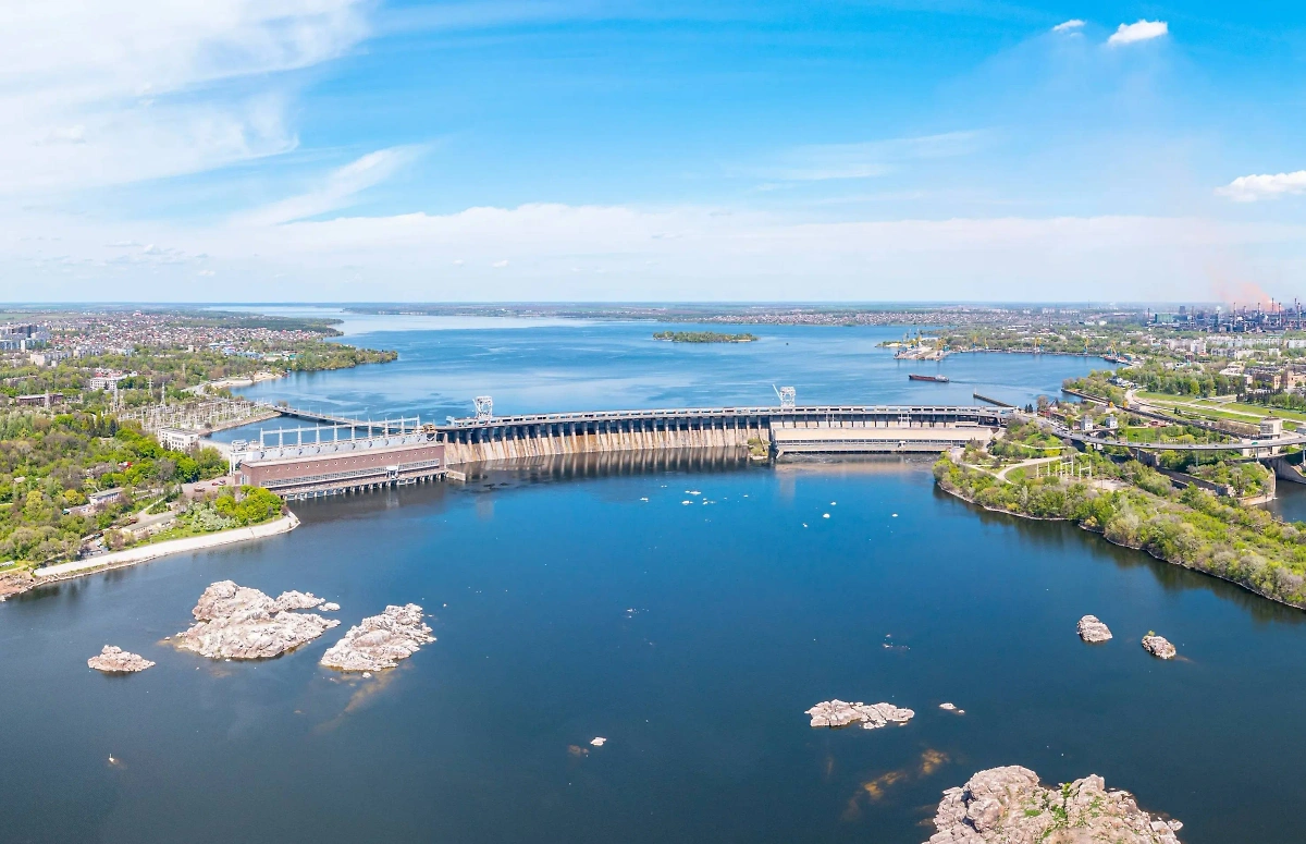 Вид на Днепрогэс. Обложка © Shutterstock / FOTODOM / ZagAlex