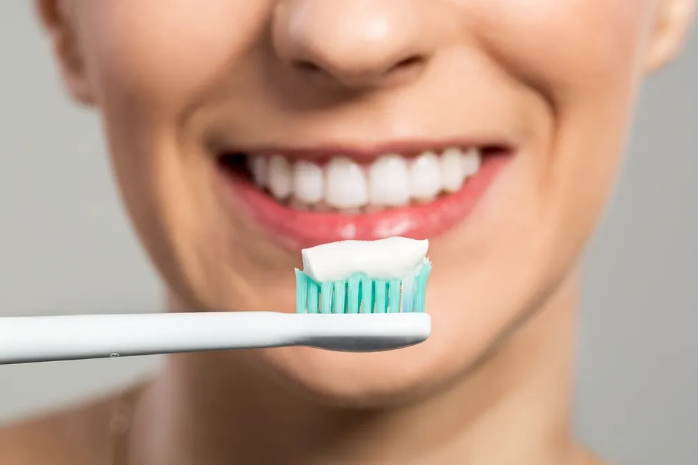 Стоматолог рассказал, до или после завтрака чистить зубы. Обложка © Shutterstock / FOTODOM / didesign021