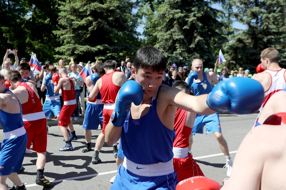 Спортивное шествие на выставке-форуме "Россия" в Москве. Обложка © Фотохост-агентство РИА "Новости" / Анатолий Медведь