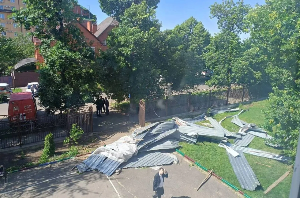 Кровля, которую сорвало с крыши школы в Краснодаре. Обложка © Telegram / Прокуратура Краснодарского края