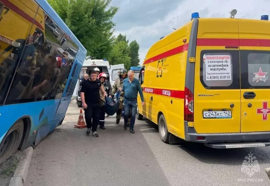 В Новокузнецке автобус въехал в ограждение. Фото © Telegram / МЧС Кемеровской области — Кузбасса