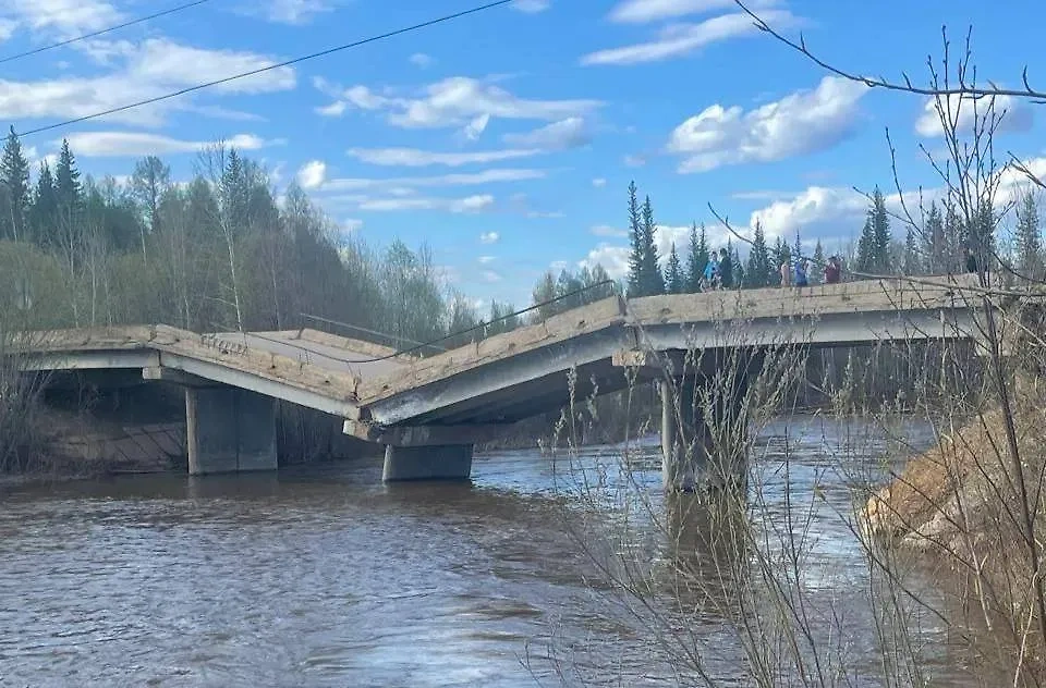 Место обрушения моста в Якутии. Обложка © Telegram / Минтранс Якутии