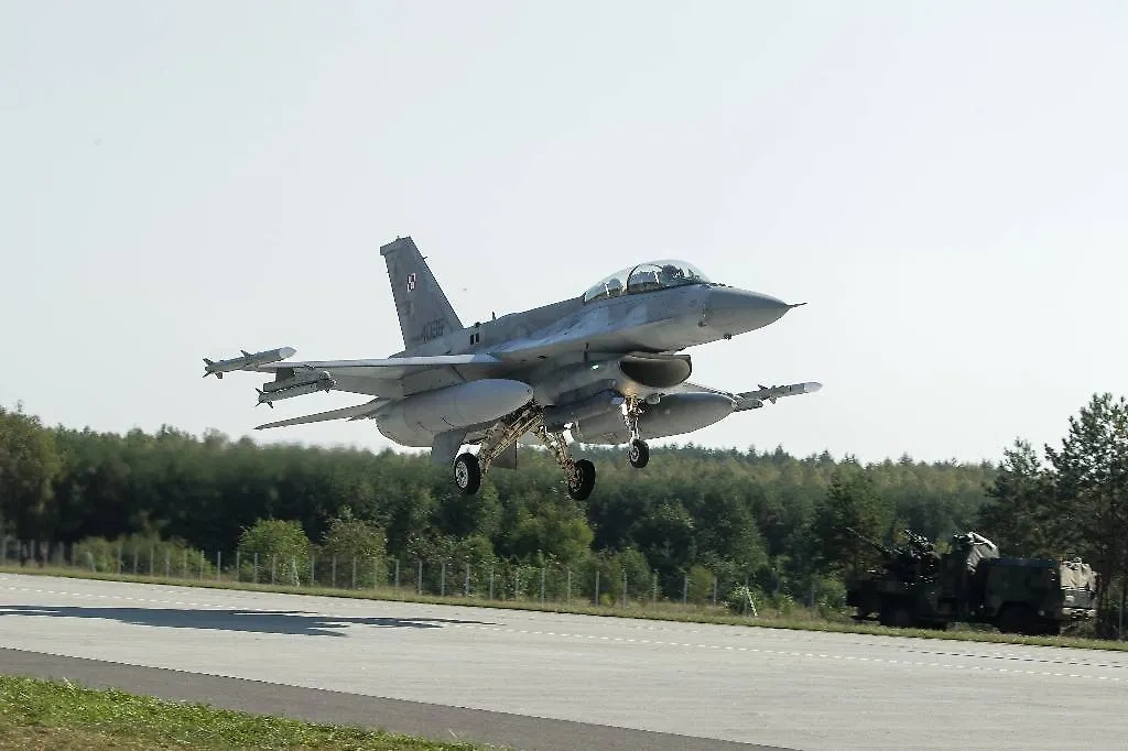 Истребитель F-16 на вооружении Польши. Обложка © ТАСС / EPA / TOMASZ WASZCZUK