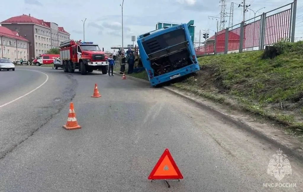 В Новокузнецке автобус въехал в ограждение. Фото © Telegram / МЧС Кемеровской области — Кузбасса