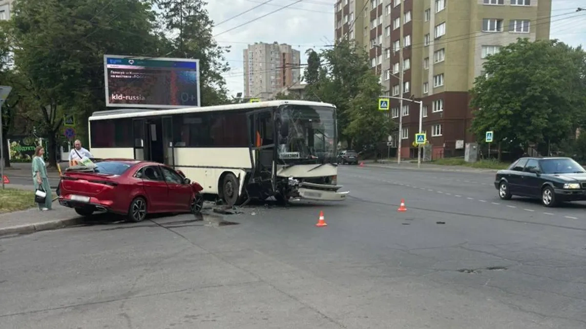 В Калининграде пассажирский автобус столкнулся с легковушкой. Обложка © Telegram / МВД 39