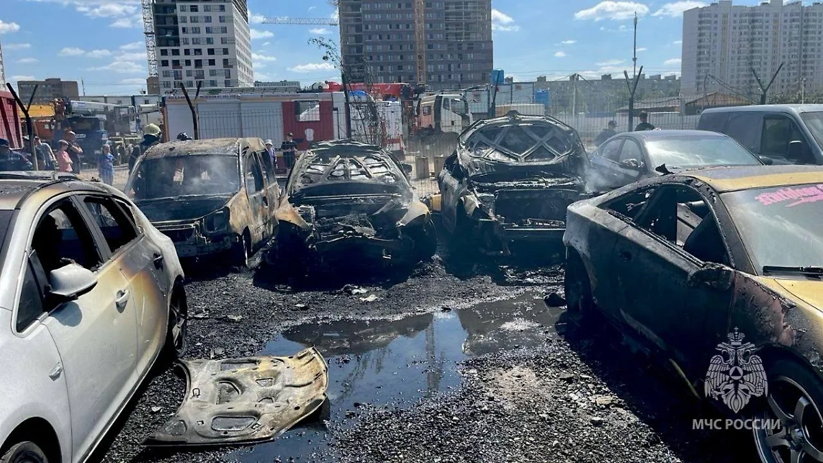 Последствия крупного пожара на штрафстоянке в Мытищах. Фото © Telegram / МЧС России