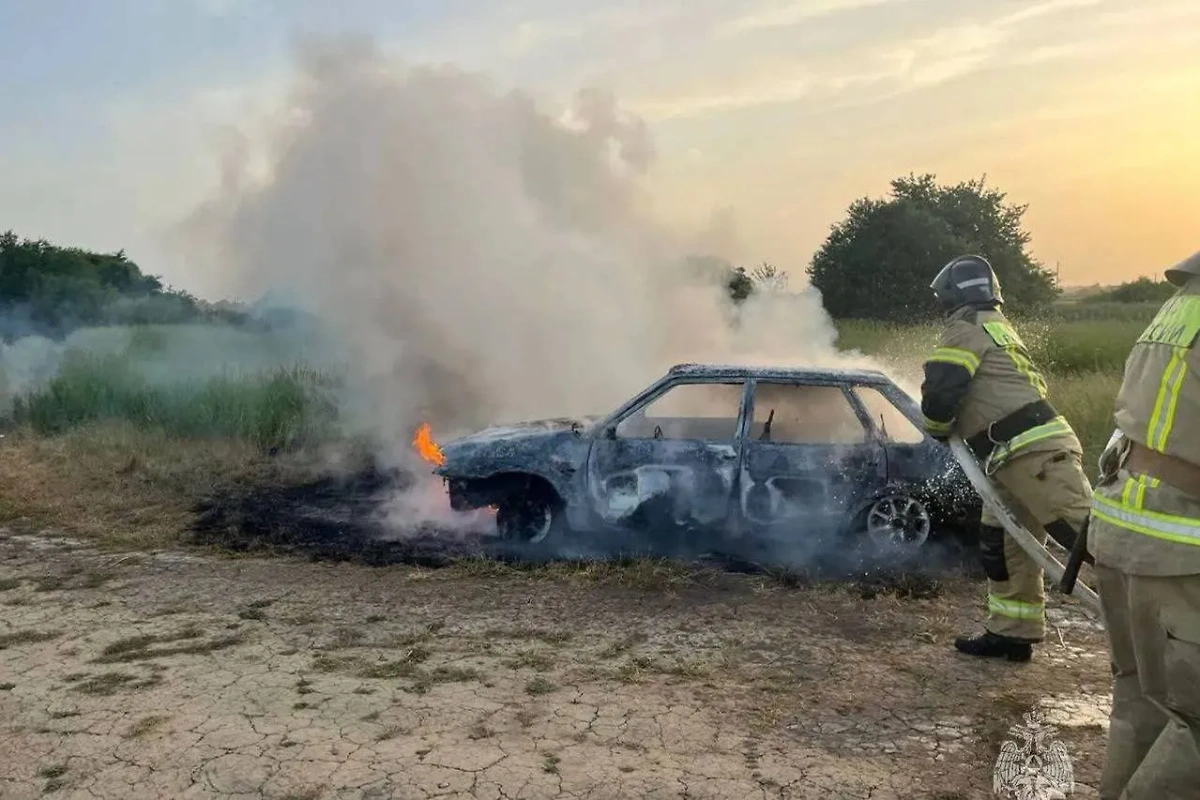 Сгоревший автомобиль, в котором погибла трёхлетняя девочка из Адыгеи. Обложка © Telegram / МЧС России