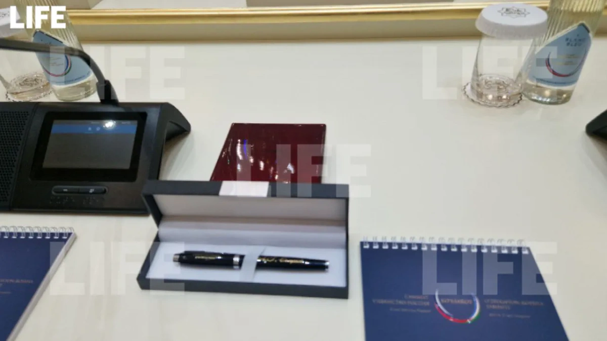 На переговорах в Ташкенте российской делегации подарили именные ручки. Фото © Life.ru