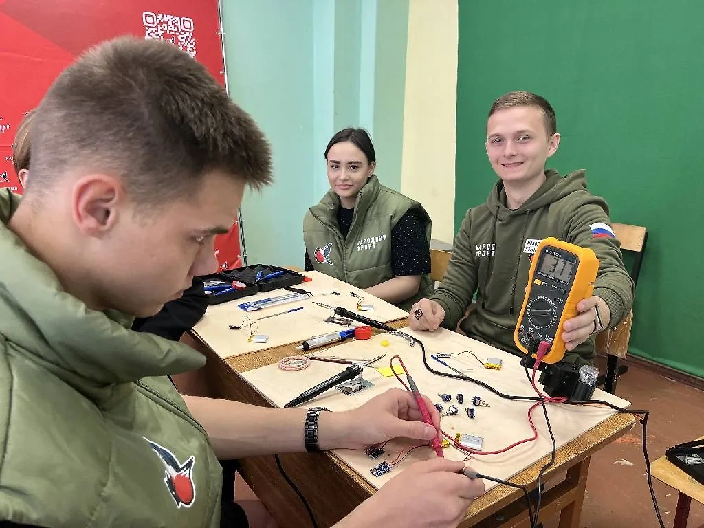 В Воронеже студенты при поддержке Народного фронта собирают устройства для СВО. Обложка © Life.ru