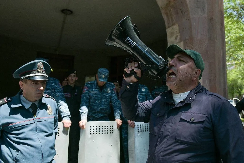 Полиция на акции протеста в Ереване. Обложка © ТАСС / Александр Патрин