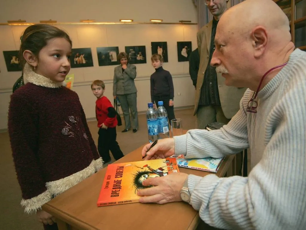 В Красноярске не запретят книгу Остера "Вредные советы". Обложка © ТАСС / Василий Смирнов