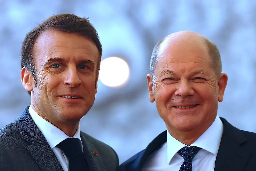 Канцлер Германии Олаф Шольц (справа) и президент Франции Эмманюэль Макрон (слева). Обложка © ТАСС / EPA / HANNIBAL HANSCHKE 