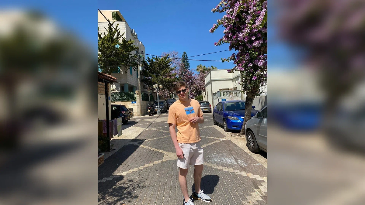 Старший сын на фоне дома Гольдортов в Тель-Авиве. Фото © Instagram (признан экстремистской организацией и запрещён на территории Российской Федерации) / goldorta  