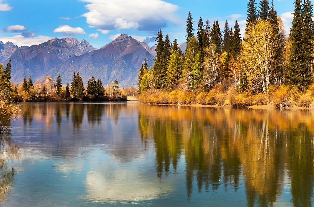 Озеро Байкал осенью. Фото © Shutterstock / FOTODOM / Katvic
