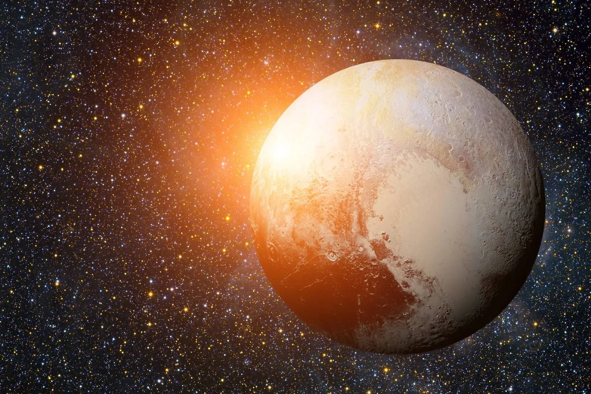Плутон по массе — менее четверти Земли, а в диаметре — около 2380 километров. Shutterstock / FOTODOM / NASA Images