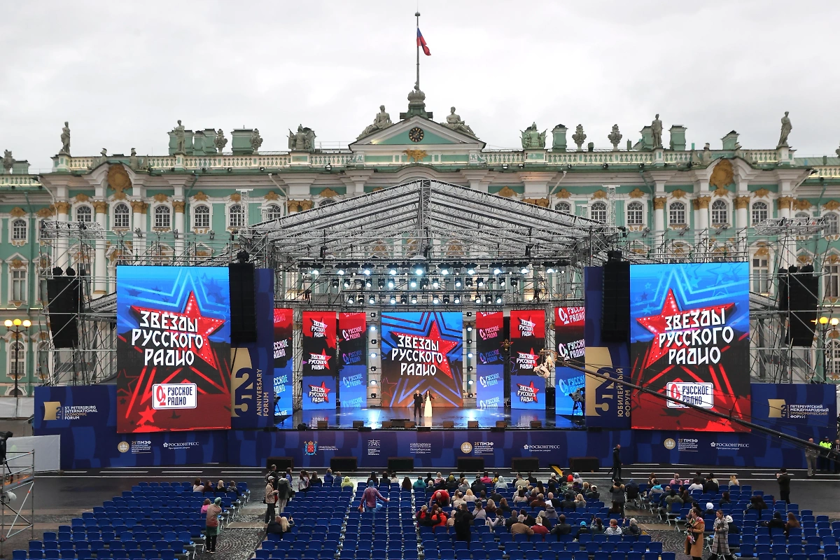 Зрители на концерте на Дворцовой площади в рамках Петербургского международного экономического форума. Фото © ТАСС / Александр Демьянчук