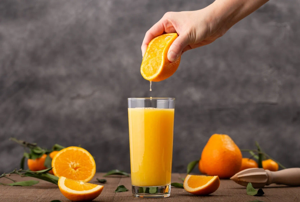 Апельсиновым соком нельзя запивать любые лекарства. Обложка © Freepik.com / wirestock