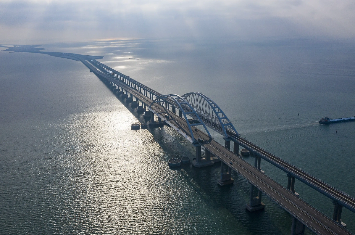 Крымский мост. Обложка © Wikipedia / Rosavtodor.ru