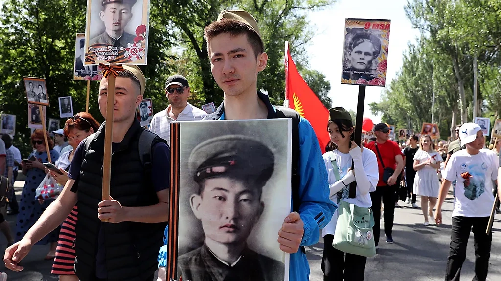 Участники акции "Бессмертный полк", Бишкек, Киргизия. Обложка © ТАСС / EPA / IGOR KOVALENKO