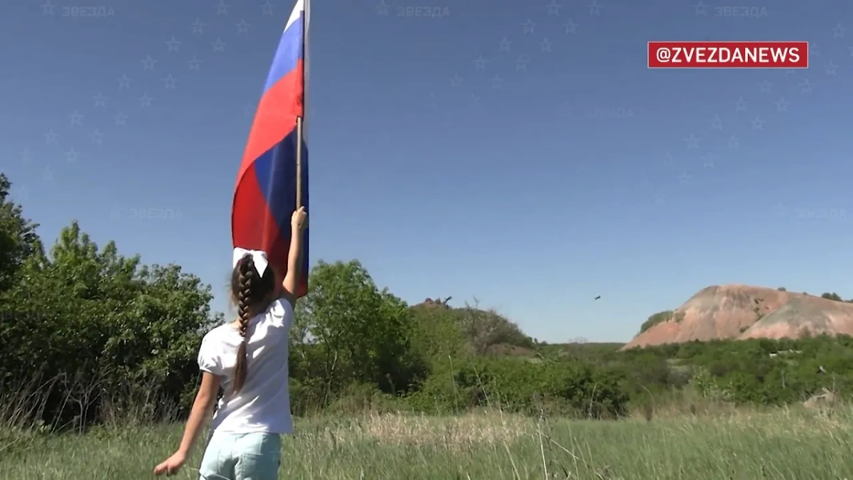 Девочка из ДНР ежедневно встречает с флагом российских лётчиков. Обложка © Телеканал "Звезда"