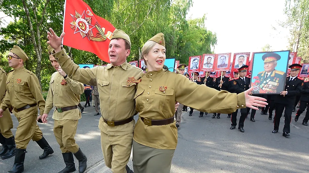 Участники акции "Бессмертный полк", Бишкек, Киргизия. Фото © ТАСС / Владислав Ногай 