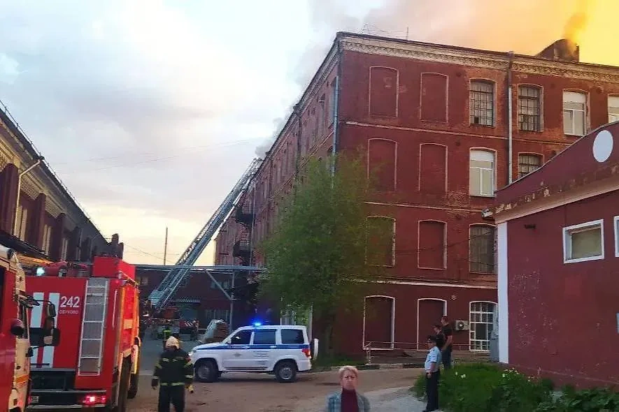 Кадр с места пожара на швейной фабрике в Ногинске. Фото © Telegram / МЧС России