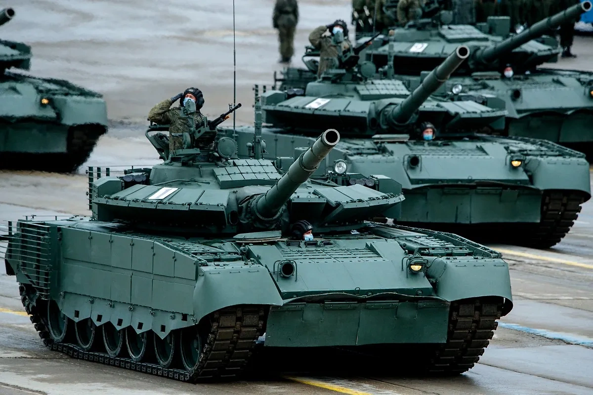 Т-80БВМ имеет преимущество в огневой мощи 125-мм пушки. Фото © Wikipedia / Mil.ru
