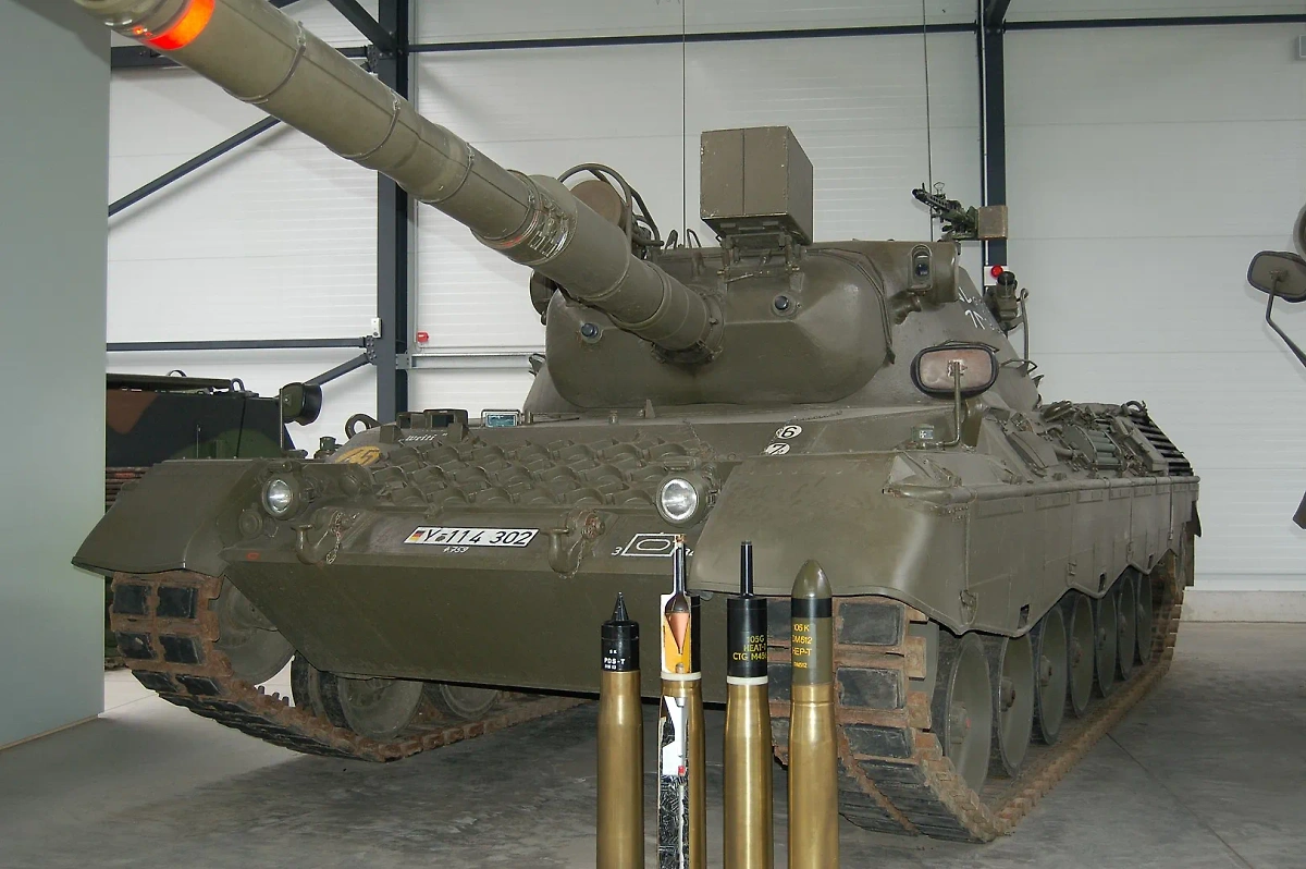 Пушка "Леопарда" способна вести огонь боеприпасами со стабилизацией в виде оперения. Фото © Wikipedia / Huhu
