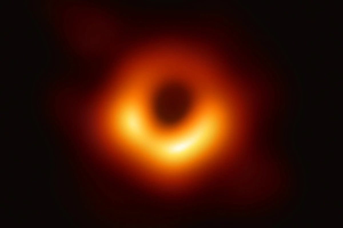 Первый в истории снимок чёрной дыры — сверхмассивная чёрная дыра в центре галактики М 87. Фото © Wikipedia