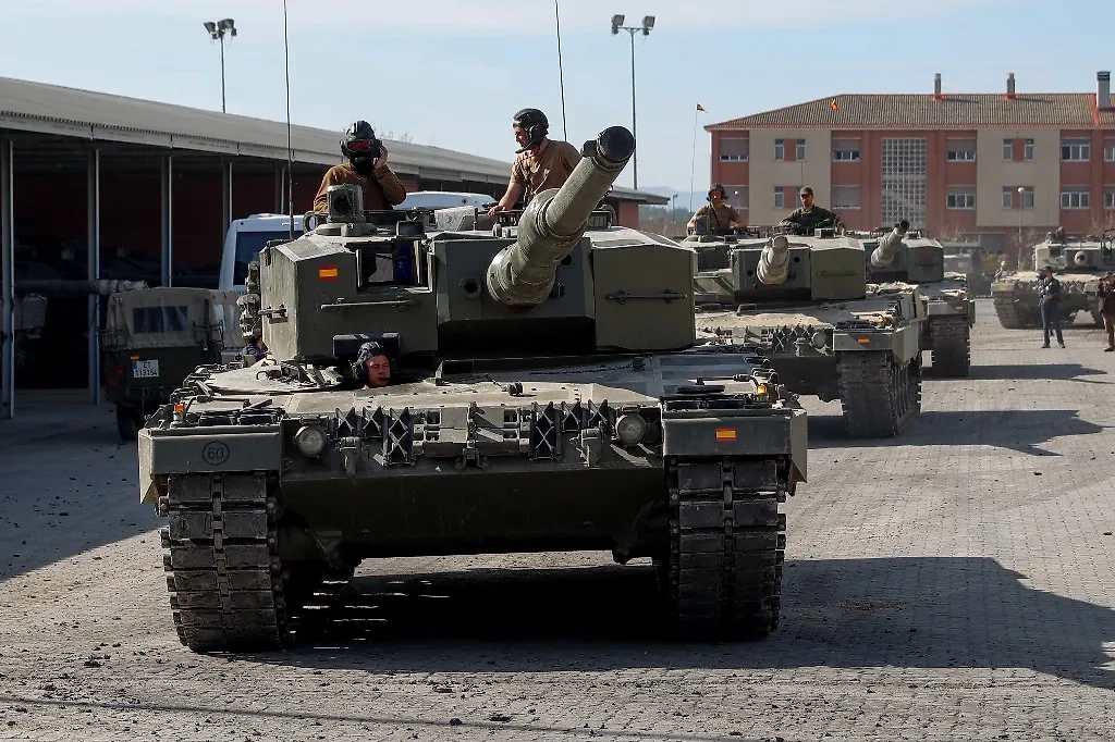 Некоторые страны НАТО решили передать Киеву часть своего вооружения, включая танки "Леопард". Фото © ТАСС / EPA