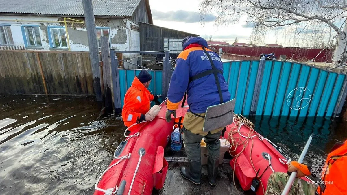 Сотрудники МЧС России помогают пострадавшим от паводка в Якутии. Обложка © Telegram / МЧС Республики Саха (Якутия)