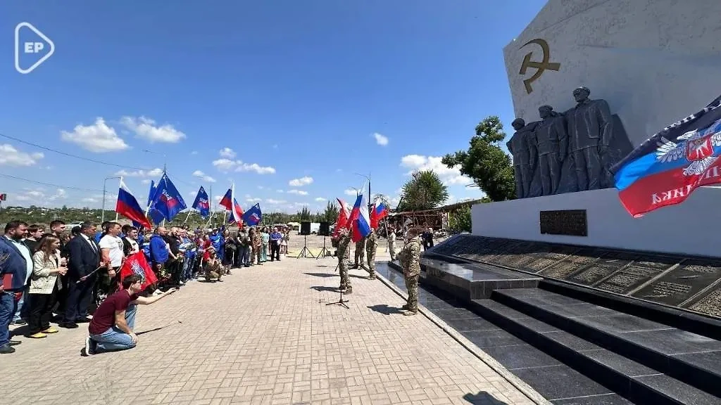 Активисты МГЕР у памятника азовстальцам в Мариуполе. Фото © Telegram / Единая Россия. Официально