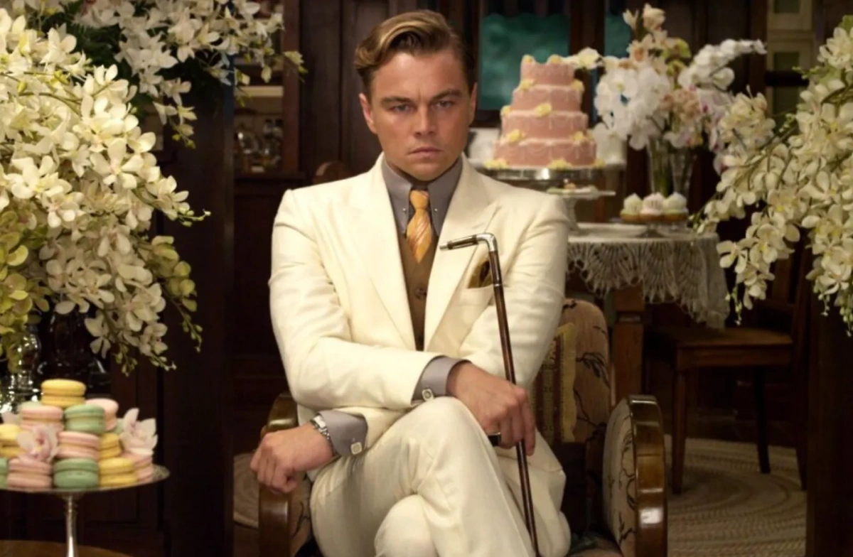 Как становятся богатыми? Начальник разрабатывает главную стратегию, а все остальные задачи делегирует сотрудникам. Фото © "Великий Гэтсби" (2013), режиссёр Баз Лурман, сценаристы Баз Лурман, Крэйг Пирс, Фрэнсис Скотт Фицджеральд / Kinopoisk