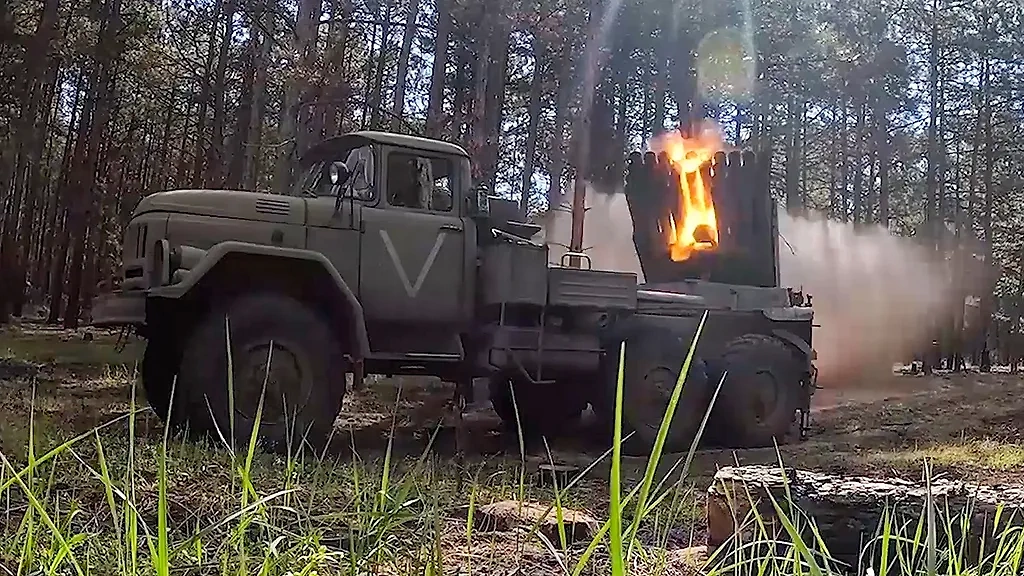 Боевая работа самоходной реактивной системы залпового огня (РСЗО) БМ-21 "Град". Фото © ТАСС / Пресс-служба Минобороны РФ