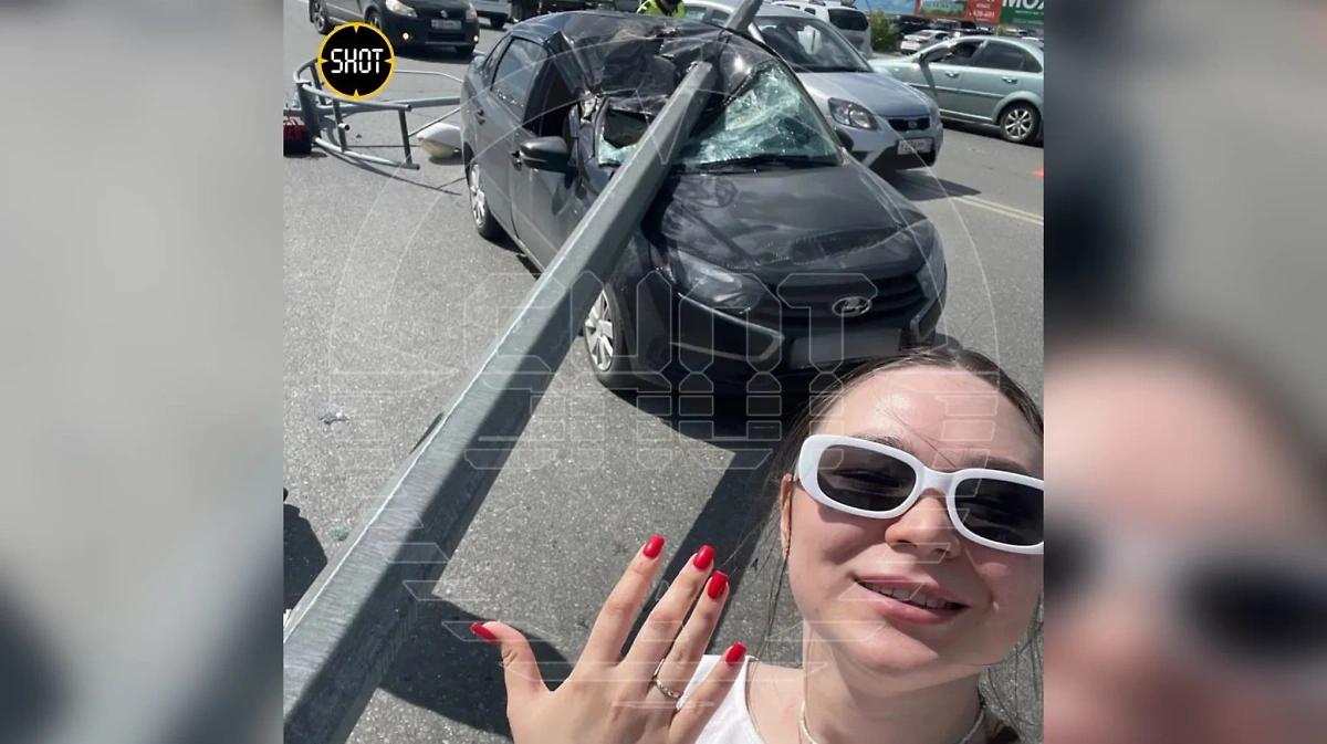 Регина с помолвочным кольцом на фоне разбитой машины. Обложка © Telegram / SHOT