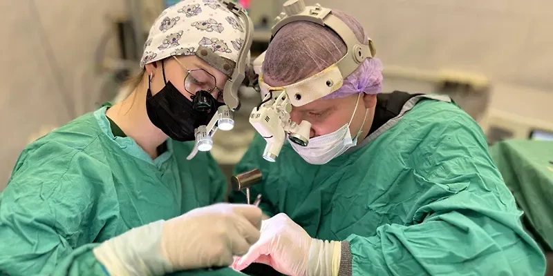Хирурги проводят операцию пациенту. Фото © Пушкинская клиническая больница имени профессора Розанова В.Н.