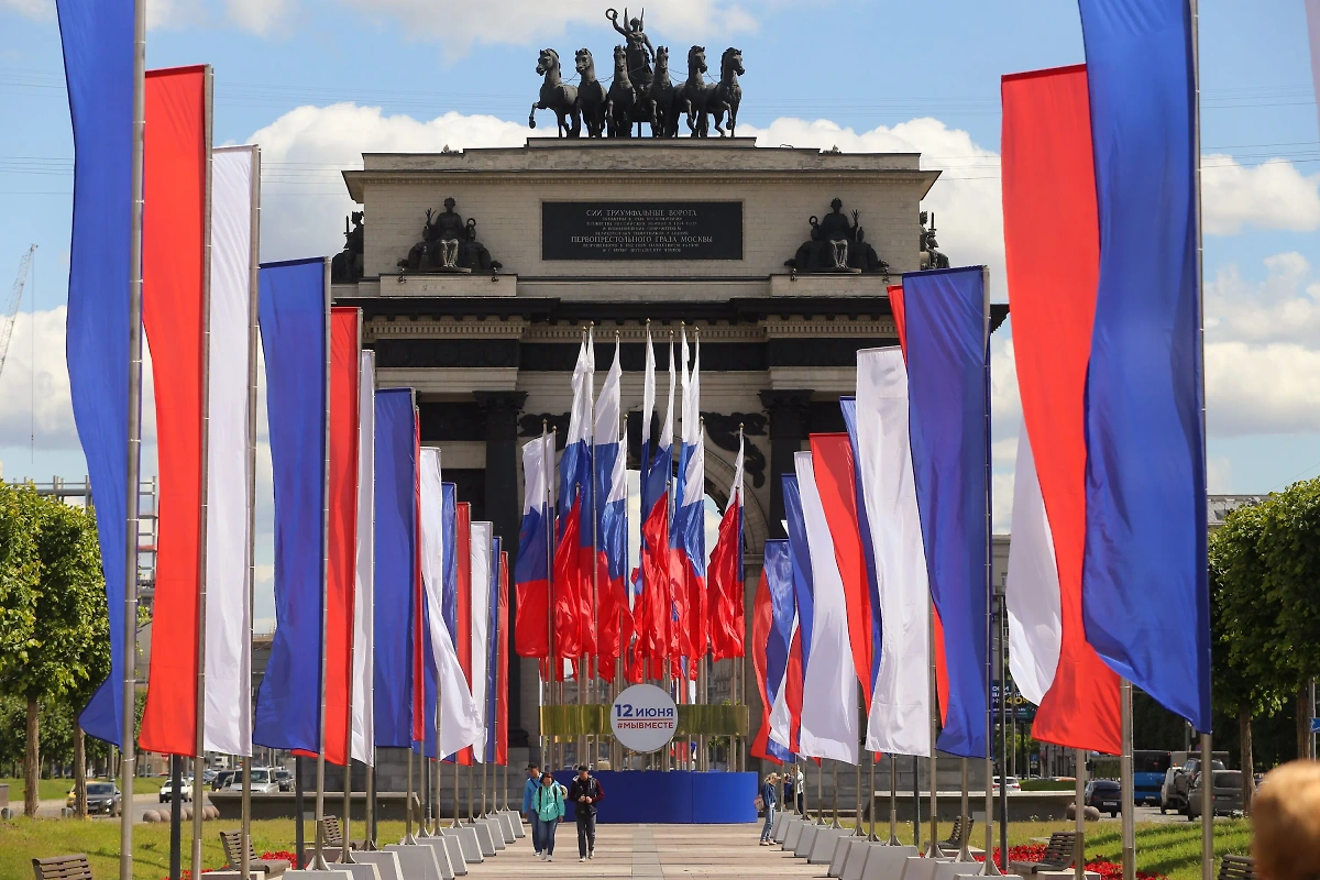 Праздничное оформление улиц Москвы ко Дню России. Фото © АГН "Москва" / Ярослав Чингаев