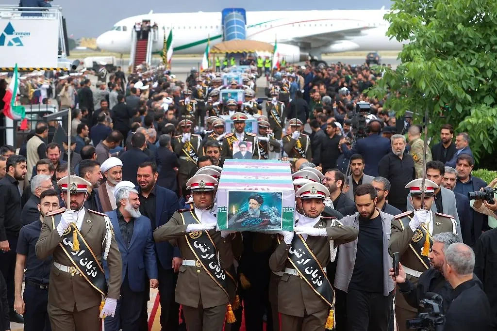 В Тегеране началась церемония прощания с погибшим президентом Ирана Раиси. Фото © AP / TASS