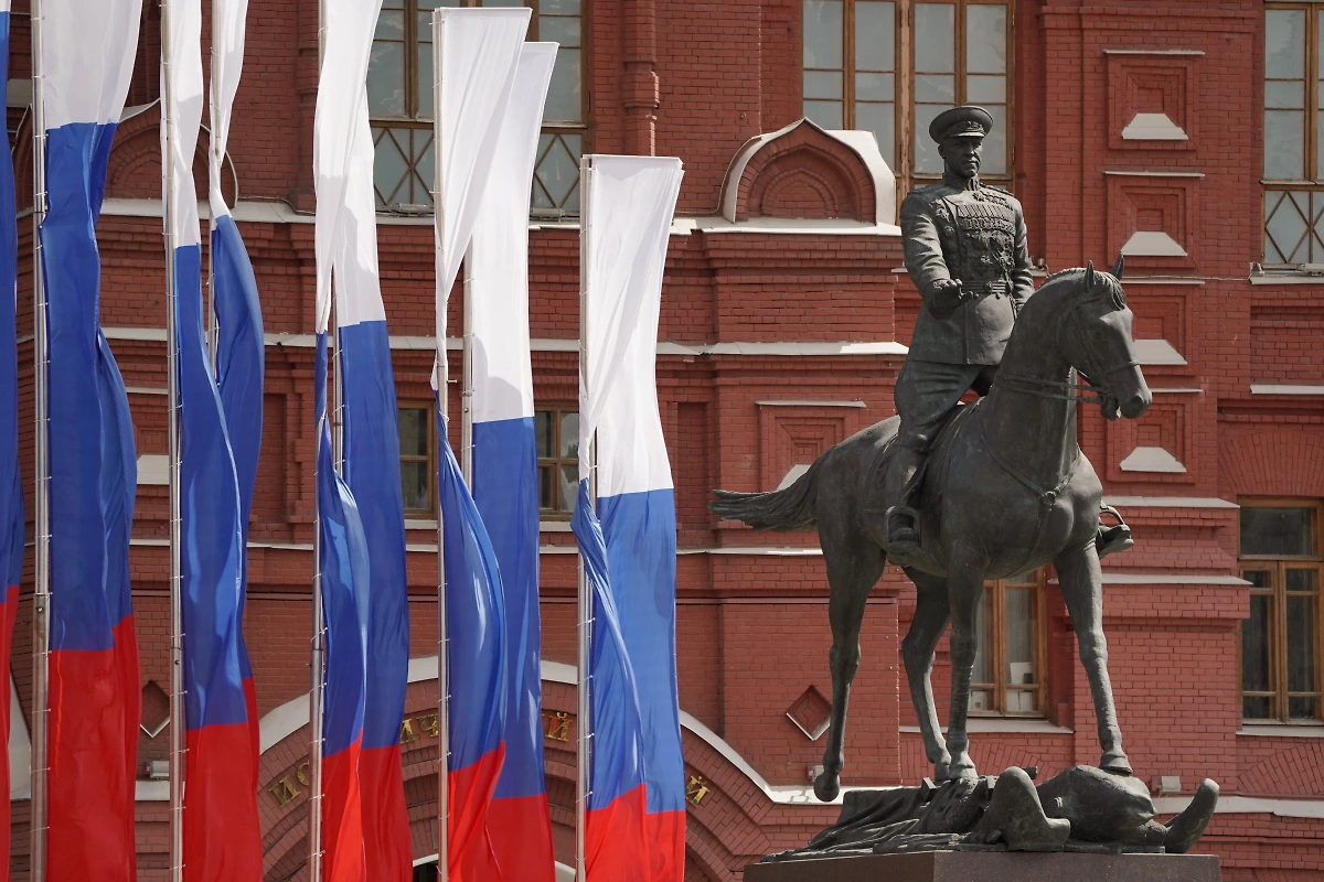 На улицах Москвы в преддверии 12 Июня становится особенно празднично. Фото © АГН "Москва" / Пелагия Тихонова