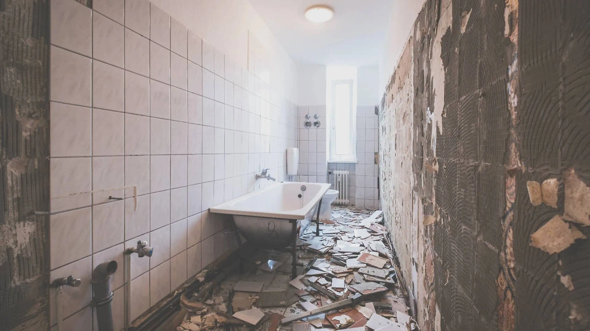 При выборе жилья под ремонт нужно обращать внимание на общее состояние дома. Фото © Shutterstock / hanohiki