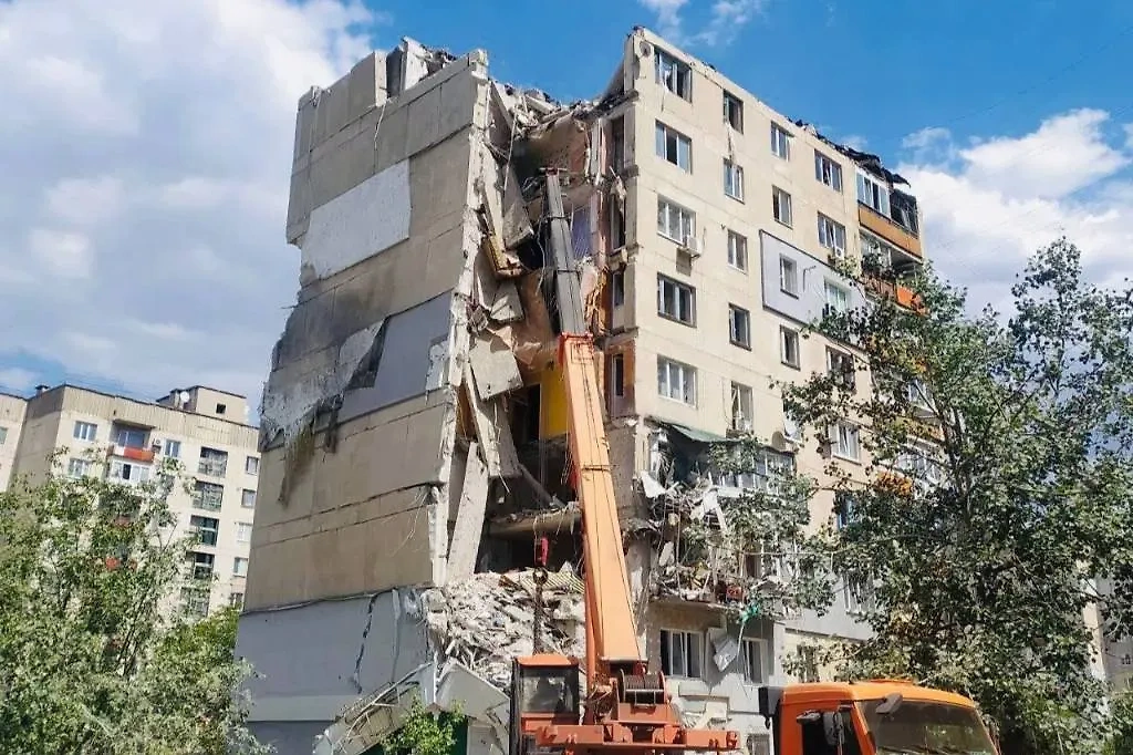 Разрушенная в результате удара по Лисичанску многоэтажка. Обложка © Telegram / Леонид Пасечник