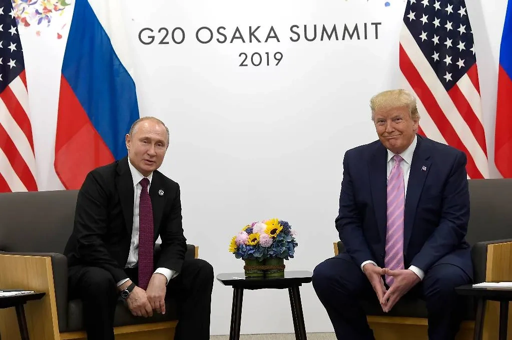 Владимир Путин и Дональд Трамп во время встречи в 2019 году. Обложка © ТАСС / AP / Susan Walsh