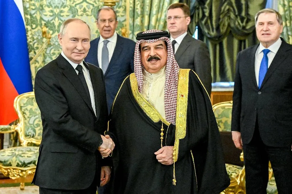 Президент РФ Владимир Путин и король Бахрейна Хамад бен Иса Аль Халифа. Обложка © ТАСС / Сергей Гунеев