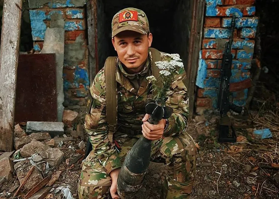 Продюсер Цонку устроил взятому в плен бандеровцу экскурсию в Мариуполь