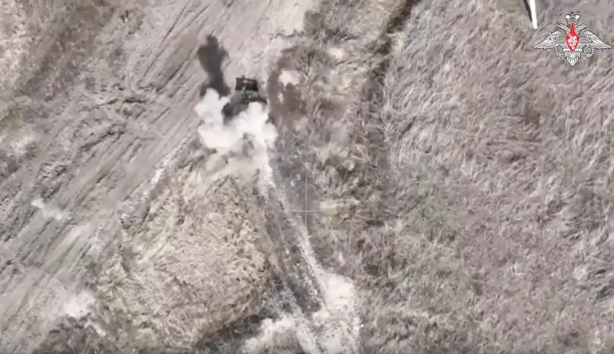 ВС РФ уничтожили гусеничного робота ВСУ в районе Часова Яра. Видео © Telegram / Минобороны РФ