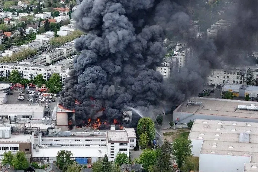 Пожар на территории завода Diehl в Германии. Обложка © X / rybar_force 